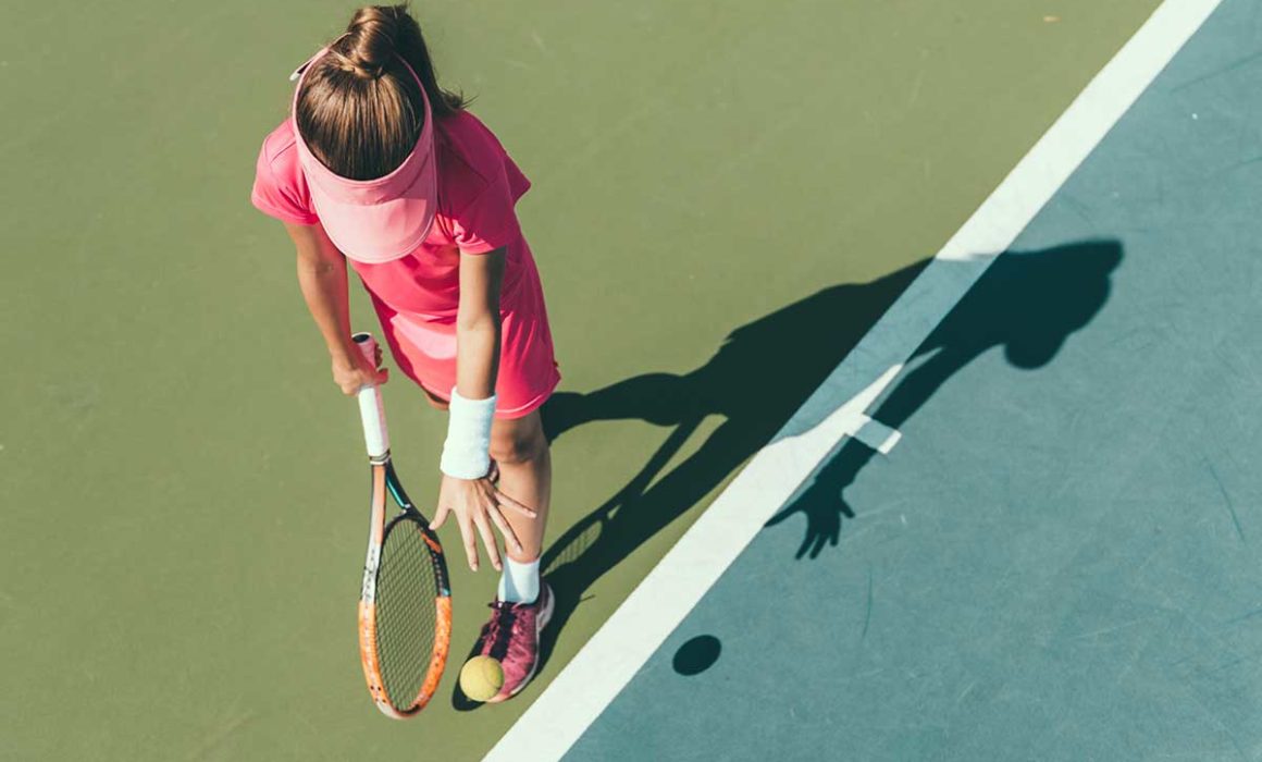 woman playing tennis